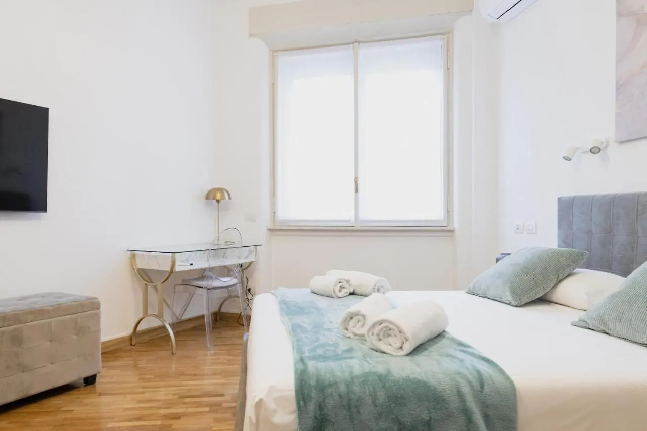 Easylife - Attico Di Lusso A Pochi Passi Dal Duomo Apartment Milan 0*,  Italy